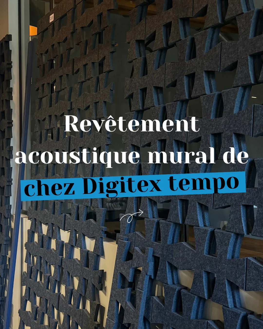 Mur couvert de panneaux acoustiques bleu nuit, barré du titre « Revêtement acoustique mural de chez Digitex tempo ».