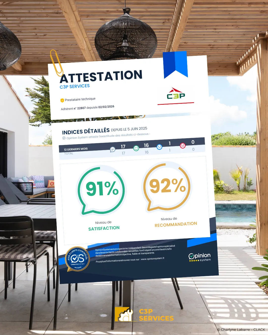 Attestation Opinion System de C3P Services posée sur un chevalet sous une pergola : 91 % de satisfaction et 92 % de recommandation.