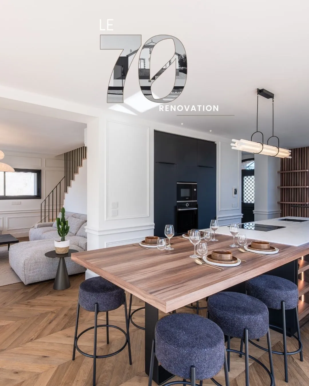 Cuisine rénovée avec îlot en bois, tabourets gris et table dressée, sous le logo « Le 70 Rénovation » en surimpression.