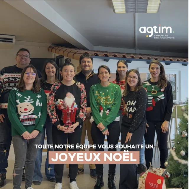 L'équipe AGT'IM en pulls de Noël devant un sapin, avec le bandeau « Toute notre équipe vous souhaite un joyeux Noël ».