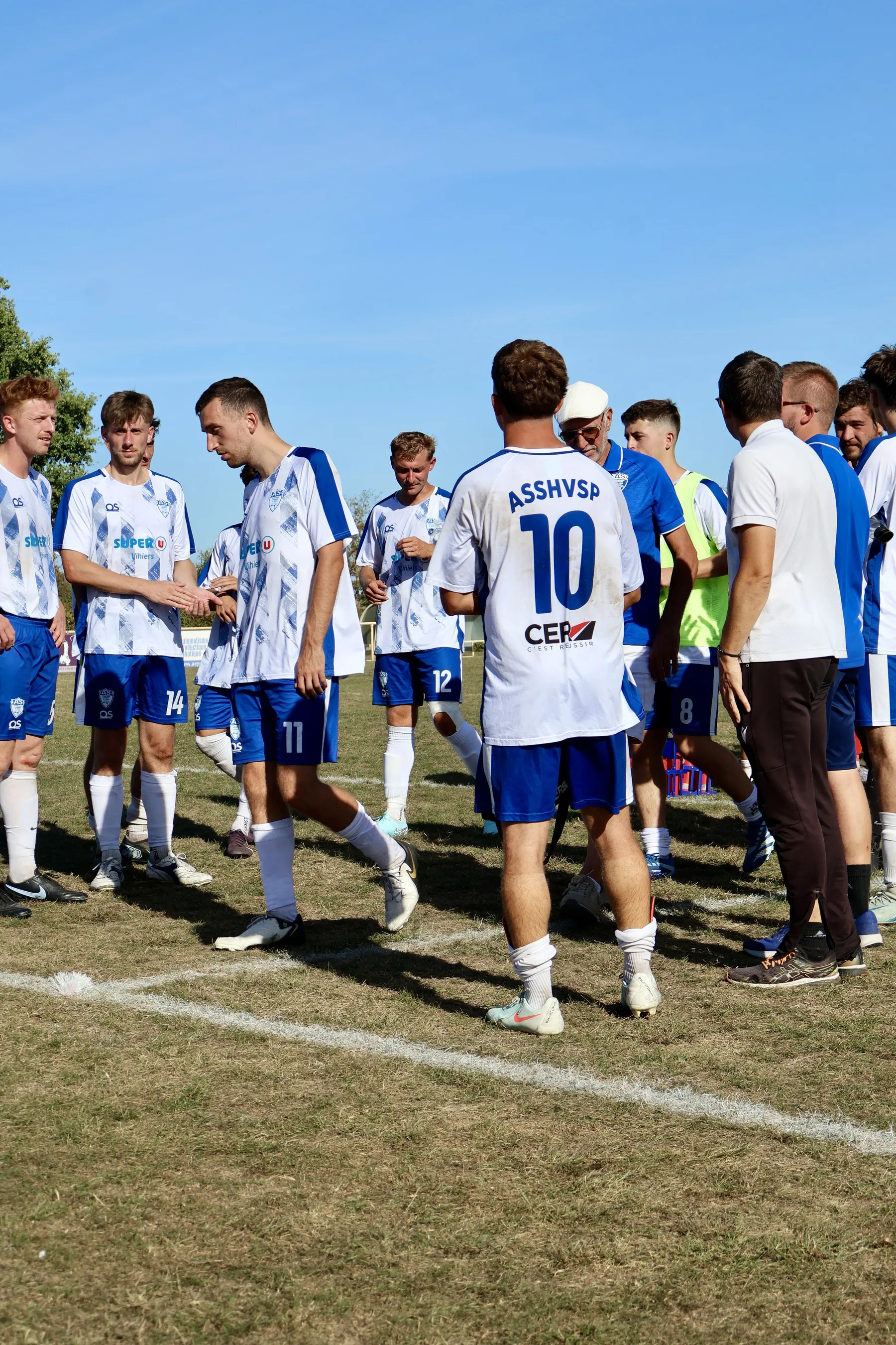 Les joueurs de l'ASSHVSP réunis sur la pelouse, à la fin du match.